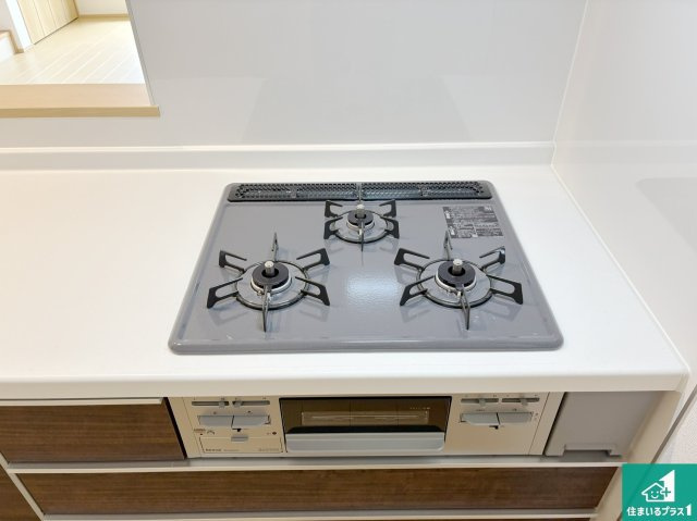 高槻市昭和台町　新築一戸建ての設備|ダブル高火力Ｓｉセンサー付きコンロ！３口あるので、まとめて料理をする時も大活躍！