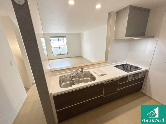 高槻市昭和台町　新築一戸建てのキッチン|リビングと統一感があり、使い勝手のいいキッチン。広々としているので、二人並んで作業が出来ちゃいます。お子様と一緒に色々なお料理に挑戦できるスペースがあります。