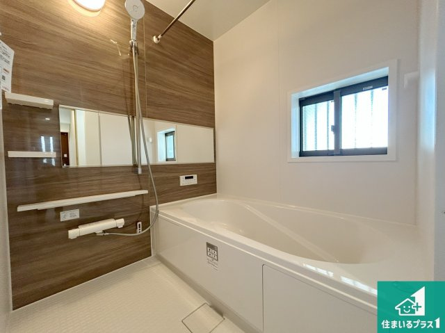 高槻市昭和台町　新築一戸建ての浴室|足をゆったり伸ばして寛げる浴槽です。窓が設けられていますので差し込む光が明るく穏やかな雰囲気にしてくれます♪浴室乾燥機も設置しているので、雨の日の洗濯物も安心です♪