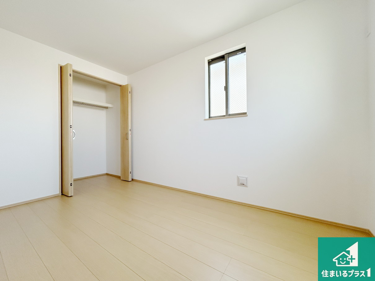 高槻市昭和台町　新築一戸建ての洋室|収納スペースが充実しているので子供の成長に合わせてたくさん収納ができます！家族構成に合わせた様々な活用ができる収納！