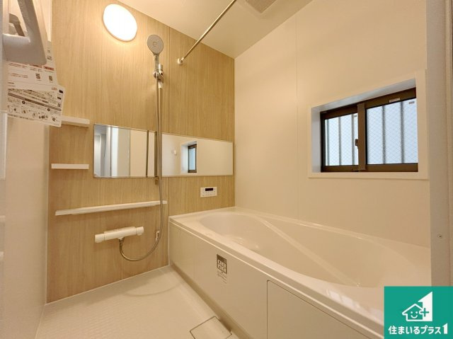 高槻市昭和台町　未入居の浴室|足をゆったり伸ばして寛げる浴槽です。窓が設けられていますので差し込む光が明るく穏やかな雰囲気にしてくれます♪浴室乾燥機も設置しているので、雨の日の洗濯物も安心です♪