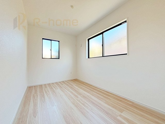 守谷市野木崎1期　新築戸建て　1号棟の洋室|2面窓の風通しの良い洋室です♪差し込む暖かな陽当たりで、室内がくつろげる空間に早変わりです♪