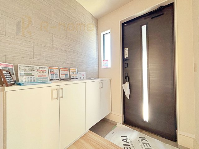 守谷市野木崎1期　新築戸建て　1号棟の玄関|気持ちよくご家族やゲストを送迎できる穏やかな雰囲気の玄関♪大きな下駄箱で玄関廻りスッキリ♪