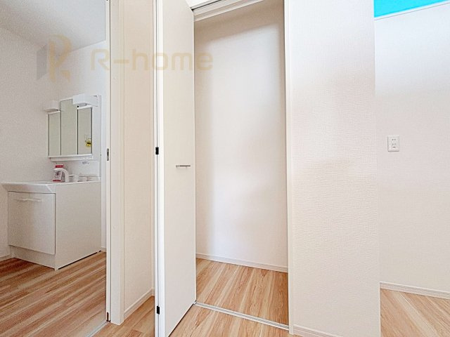 守谷市野木崎1期　新築戸建て　1号棟の収納|キッチンパントリーとしても活用できる収納！リビングに物を出さず、綺麗を保てそうですね♪