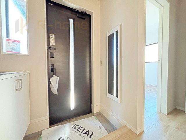 守谷市野木崎1期　新築戸建て　1号棟の玄関|お出かけ時に便利なミラー付きの玄関！