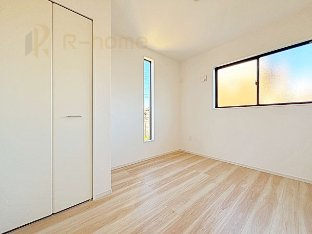 守谷市野木崎1期　新築戸建て　1号棟の洋室|どんな部屋家具も合わせやすいシンプルな洋室！
たっぷりの日差しと心地よい風が舞い込む住まい♪
