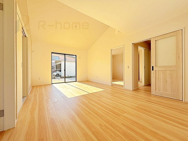 守谷市野木崎1期　新築戸建て　1号棟の居間・リビング|アクセントクロスがお洒落な広々としたLDK！勾配天井の開放的な空間です♪