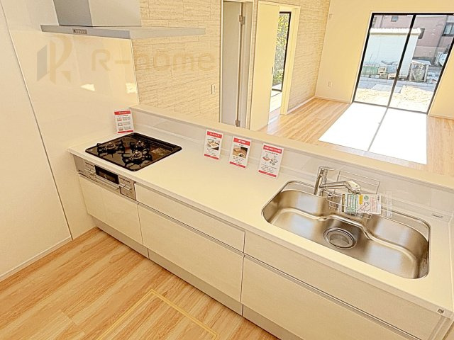 守谷市野木崎1期　新築戸建て　1号棟のキッチン|料理をしながら家族とコミュニケーションが取れる対面式システムキッチン。