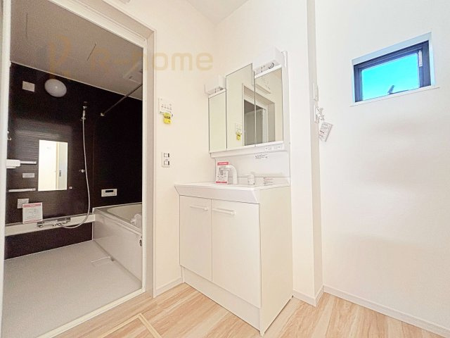 守谷市野木崎1期　新築戸建て　1号棟の洗面所|清潔感溢れる洗面台は嬉しい三面鏡付き。洗剤や歯ブラシなどもすっきり収納できます♪