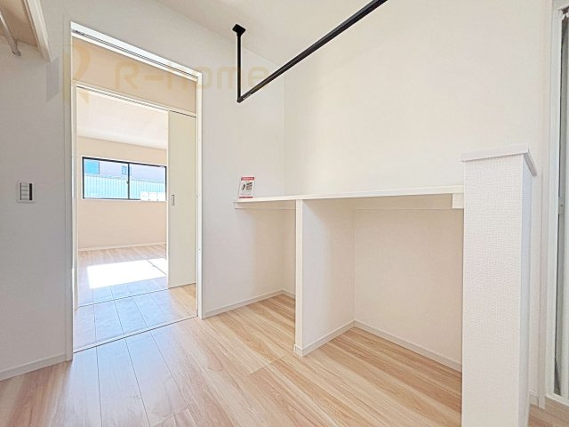 守谷市野木崎1期　新築戸建て　1号棟のその他|広々としたランドリールーム！洗濯物たたみやアイロン掛けに便利なカウンター付き♪