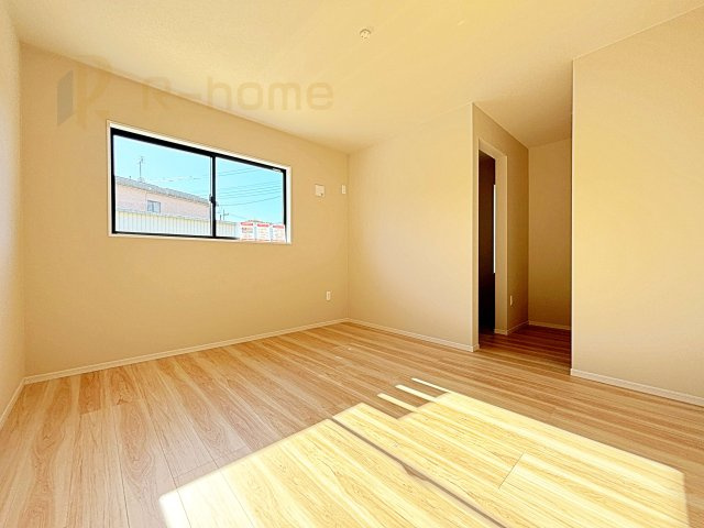 守谷市野木崎1期　新築戸建て　1号棟の洋室|収納便利なウォークインクローゼット付きの洋室♪
明るく風通しの良いお部屋です♪