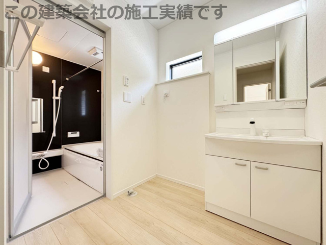 ■三面鏡タイプを採用。鏡の裏にも収納できます
■手洗の洗濯にも便利なゆったりサイズのシンク 
■水栓はリフトアップ機能付、ハンドシャワーでも使えます