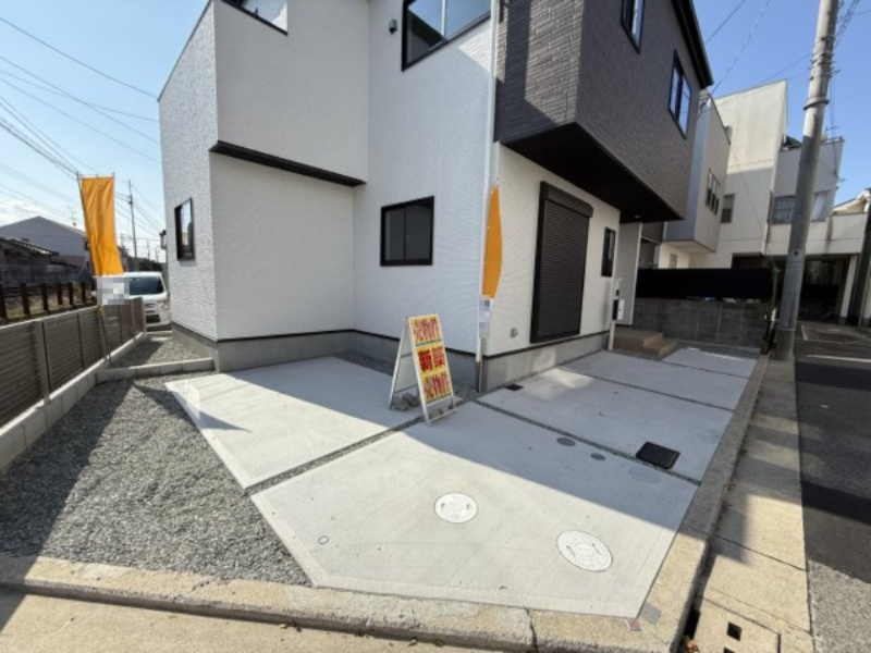 石津町中1期1棟の駐車場