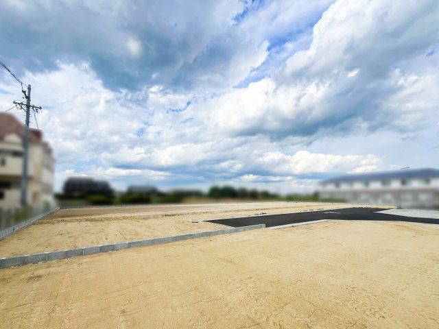 亀山市能褒野町《全7区画》の前面道路含む現地写真
