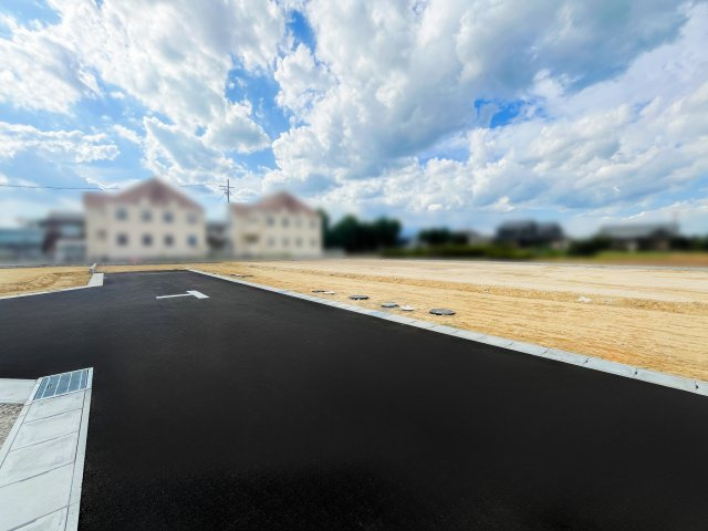 亀山市能褒野町《全7区画》の前面道路含む現地写真