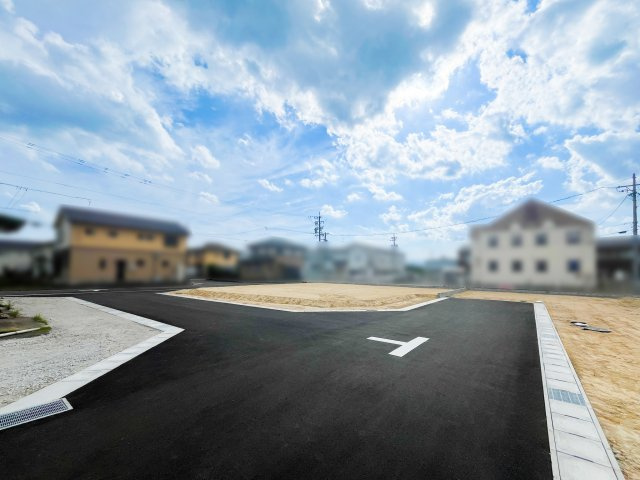 亀山市能褒野町《全7区画》の前面道路含む現地写真