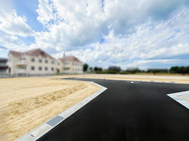 亀山市能褒野町《全7区画》の前面道路含む現地写真