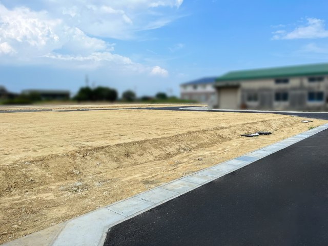 亀山市能褒野町《全7区画》の前面道路含む現地写真