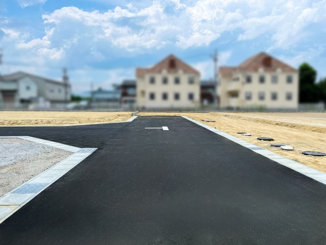 亀山市能褒野町《全7区画》の前面道路含む現地写真