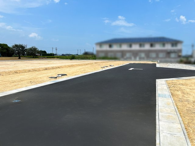 亀山市能褒野町《全7区画》の前面道路含む現地写真