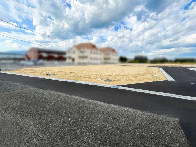 亀山市能褒野町《全7区画》の前面道路含む現地写真