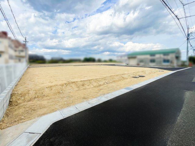 亀山市能褒野町《全7区画》の前面道路含む現地写真