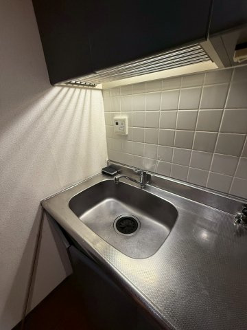 コスモフォーラム四条のキッチン|単身用にしては広いシンクです。