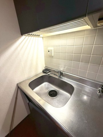 コスモフォーラム四条のキッチン|単身用にしては広いシンクです。