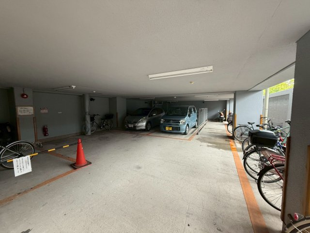 コスモフォーラム四条の駐車場|敷地内駐車場です。