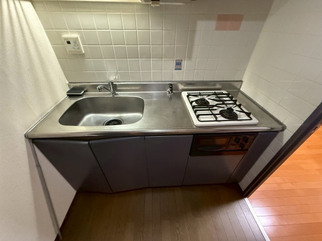 コスモフォーラム四条のキッチン|2口ガスコンロのシステムキッチンです。