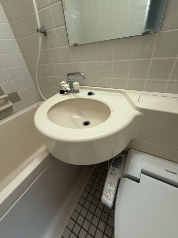 コスモフォーラム四条の浴室|3点ユニットの洗面台です。