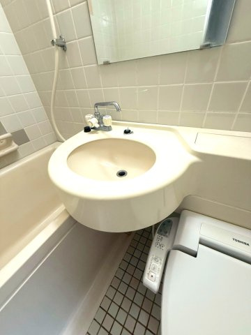 コスモフォーラム四条の浴室|3点ユニットの洗面台です。