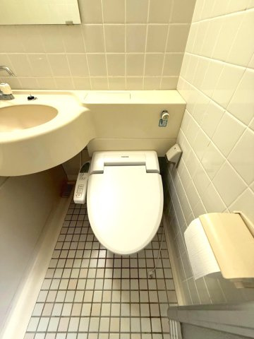 コスモフォーラム四条のトイレ|3点ユニットのトイレです。