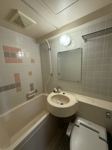 コスモフォーラム四条の浴室|3点ユニットの全体写真です。