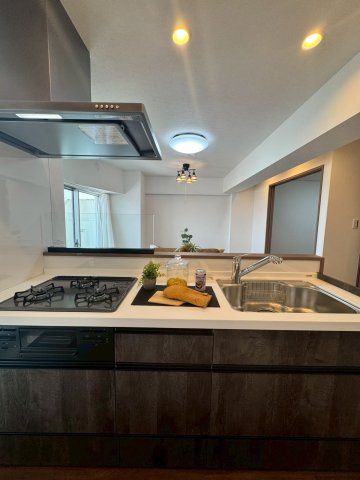 インテリジェントシティのキッチン|3口コンロ付きシステムキッチン。
対面式キッチンのためリビングにいる家族との会話もできます！