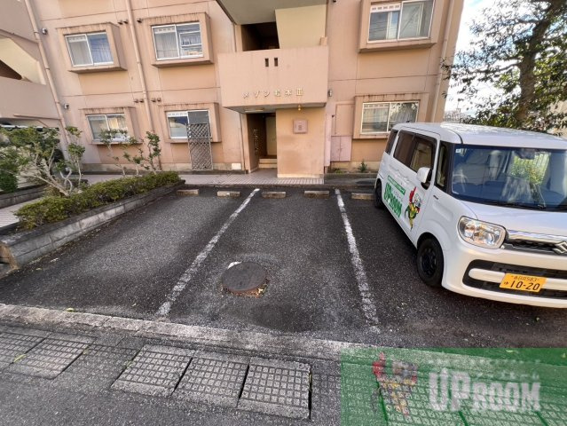 メゾン松本 IIIの駐車場