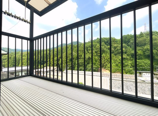 【バルコニー】 | 宇治市明星町３丁目　中古戸建 | 2Fのバルコニーも洗濯物が干せるようになっています（屋根付き）景色も緑が多く開放感があります。