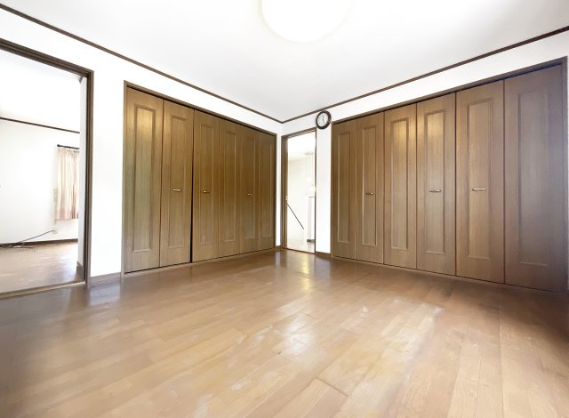 【洋室】 | 宇治市明星町３丁目　中古戸建 | 【洋室8帖】このお部屋の収納を見て下さい。これでもかといわんばかりのクローゼットの収納スペース。隣の【洋室6.5帖】のお部屋とつながっています。