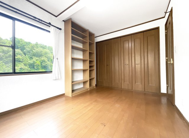 【洋室】 | 宇治市明星町３丁目　中古戸建 | 【洋室6帖①】こちらのお部屋も2面採光で収納たっぷり！部屋数が多くご家族人数が多いご家庭でも安心です。