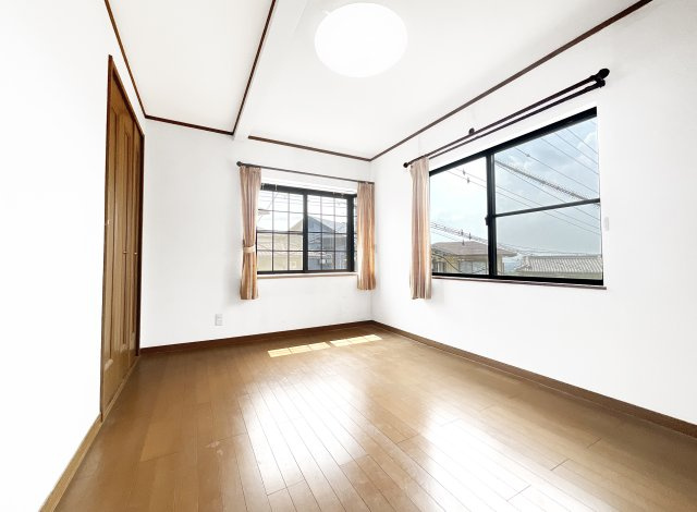 【洋室】 | 宇治市明星町３丁目　中古戸建 | 【洋室6帖②】2階の寝室は全部で4部屋ございます。全室が6帖以上の余裕ある広さで明るく快適な空間です。