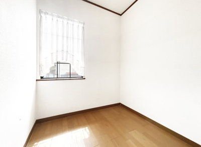 【収納】 | 宇治市明星町３丁目　中古戸建 | 2階にある納戸スペースは、窓がしっかりあるので書斎や趣味部屋としても利用できそうですね。