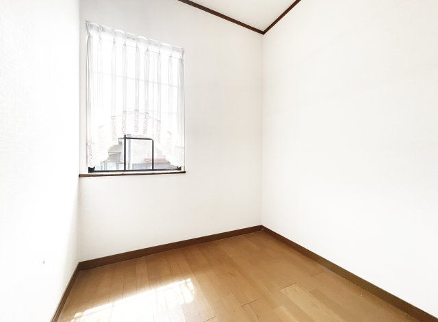 【収納】 | 宇治市明星町３丁目　中古戸建 | 2階にある納戸スペースは、窓がしっかりあるので書斎や趣味部屋としても利用できそうですね。
