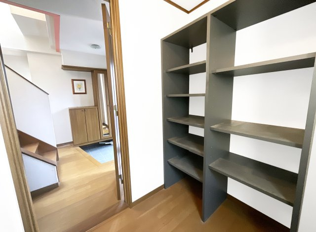 【収納】 | 宇治市明星町３丁目　中古戸建 | 1階にも2部屋の納戸があります。どの納戸にも窓があり空気の入替えも出来ます。荷物が多いご家庭には嬉しいお家。