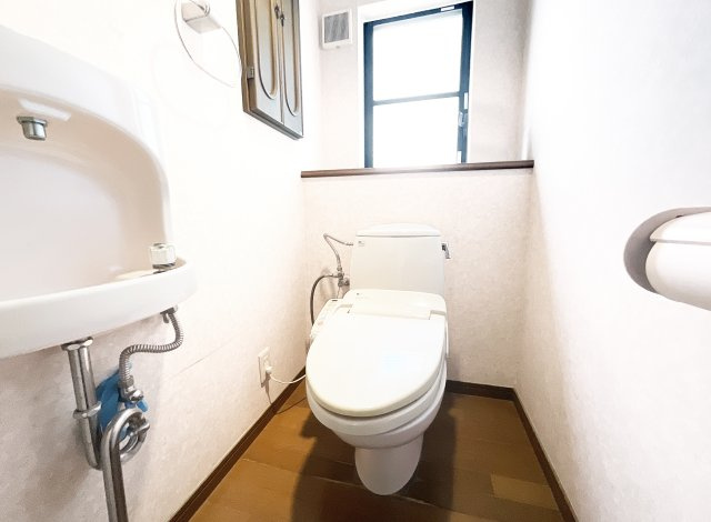 【トイレ】 | 宇治市明星町３丁目　中古戸建 | トイレは1Fと2Fの2ヶ所にあるので、わざわざ違う階までいかなくても良いので嬉しいですね。万が一故障した場合は2つあると安心ですね。
