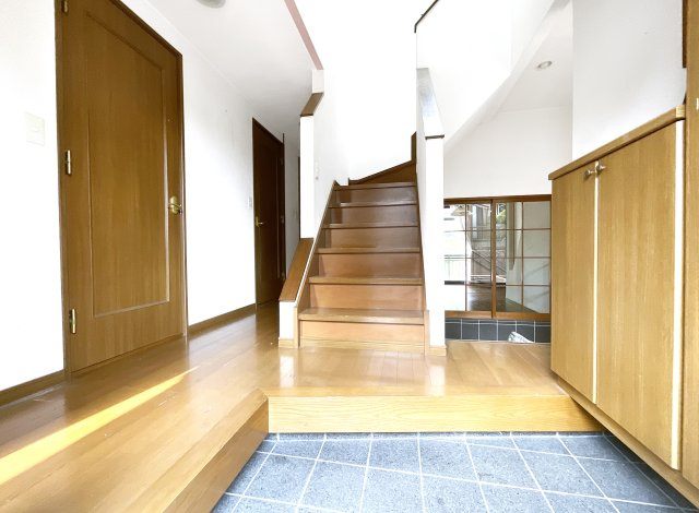 【玄関】 | 宇治市明星町３丁目　中古戸建 | こちらの物件を内覧して、ご家族団らんの暮らしを想像してみませんか？ここをスタートにお客様にとってベストなお家を探して下さい。住宅購入は人生の最大イベントです。焦らずゆっくり楽しみながら見つけましょう。