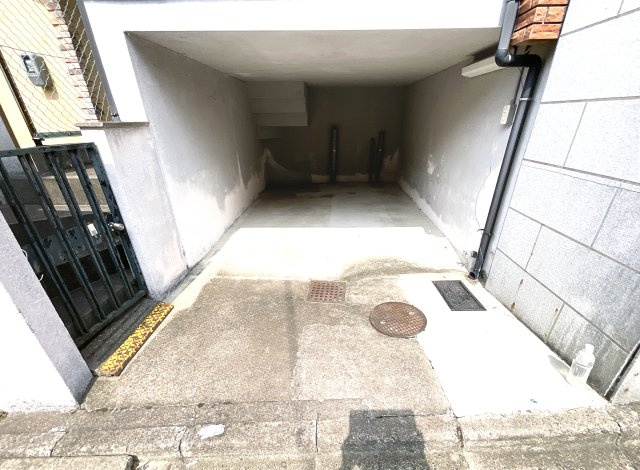 【駐車場】 | 宇治市明星町３丁目　中古戸建 | 駐車場は堀込ガレージになっています。《※サイズは現地で確認してください。》