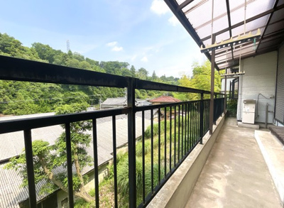 【バルコニー】 | 宇治市明星町３丁目　中古戸建 | リビングの掃き出し窓の外は、屋根付きの広い物干しスペース。洗濯物がストレスなく干せますね。
