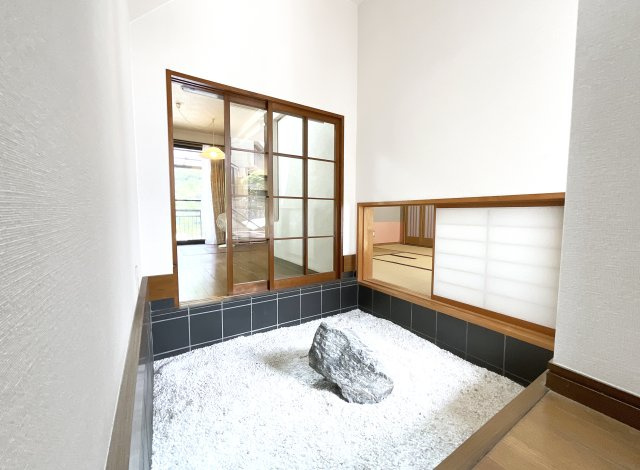 【内装】 | 宇治市明星町３丁目　中古戸建 | 玄関からも、リビングからも、和室6帖からも見える《室内庭園》のあるこだわりのお家。