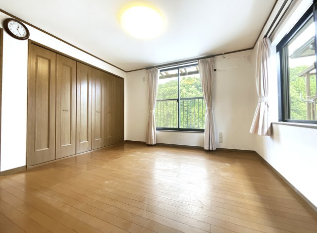 【洋室】 | 宇治市明星町３丁目　中古戸建 | 【洋室8帖】バルコニーのあるこちらのお部屋は2面採光で明るく風通しのよい室内です。