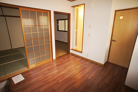 神港ハイツの居間・リビング